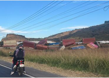 Descarrila tren de carga en Zapotiltic, Jalisco; los vagones obstruyen el paso de la carretera
