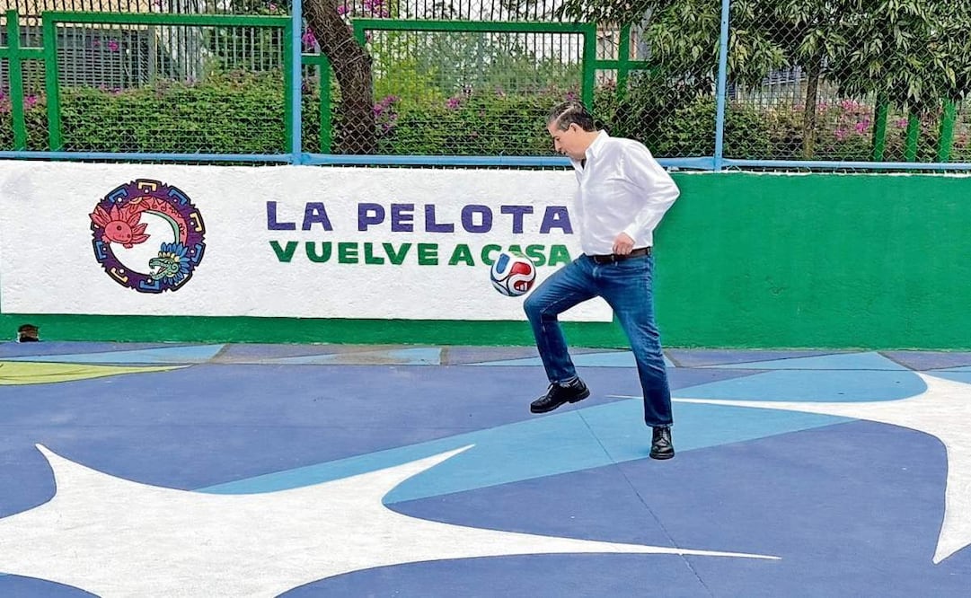 Tras la inauguración de las canchas de futbol rápido, el edil de Coyoacán realizó unas dominadas. Foto: Especial