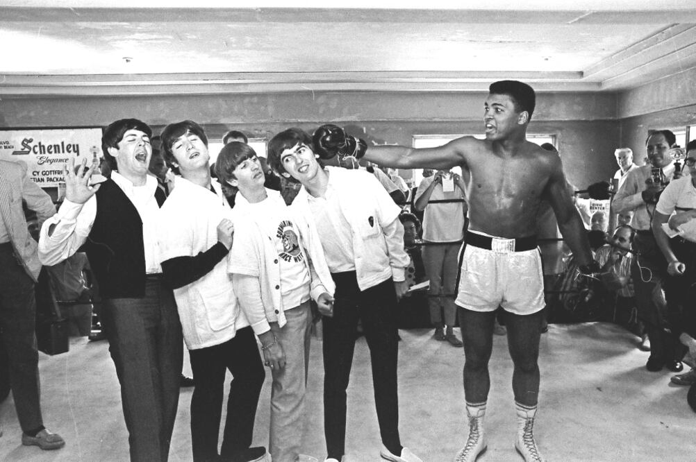 El ex Beatle calificó a la leyenda del boxeo como una persona hermosa y amable. “Quería a este hombre”. FOTO: AP.