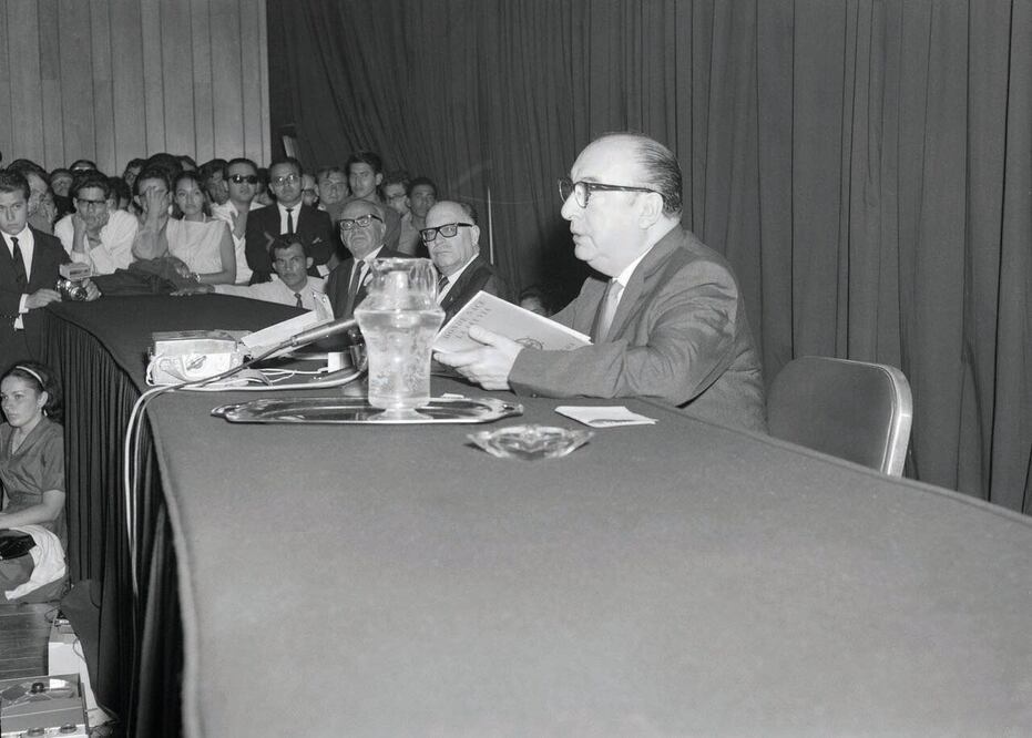 El poeta chileno durante su presentación en el auditorio de la Facultad de Ciencias, en Ciudad Universitaria (IISUE/AHUNAM/COLECCIÓN RAÚL ESTRADA DISCUA)