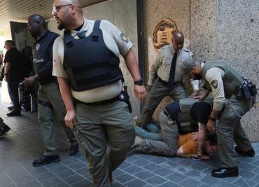 Hay 11 mexicanos entre los detenidos en redadas migratorias en Los Ángeles; al menos 44 personas fueron arrestadas el viernes