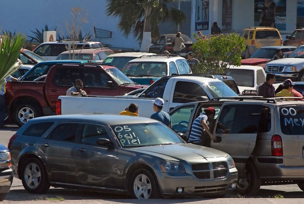 Miles de habitantes de la frontera norte compran sus vehículos en Estados Unidos y los cruzan de manera ilegal a México, lo que se conoce como autos chocolate. Foto Especial