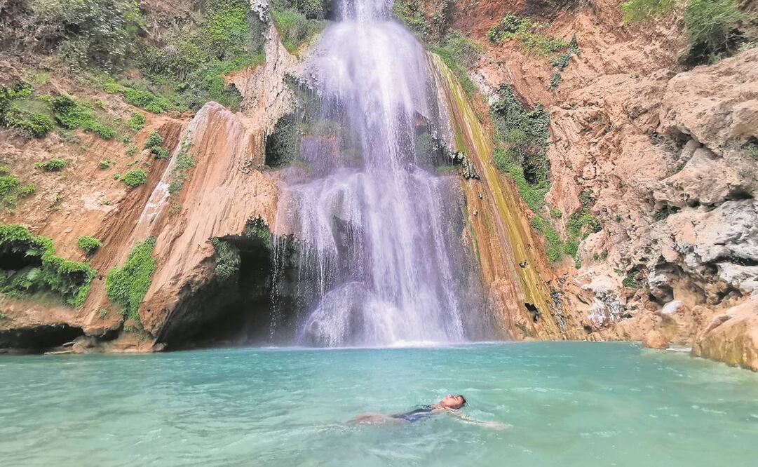  Santiago Apoala se encuentra en una llanura verde, rodeada de colinas y bajo los pies de peñascos. El mayor atractivo de la comunidad es la cascada cristalina Cola de Serpiente, que mide 30 metros de altura; también hay pinturas rupestres y hospedaje en 