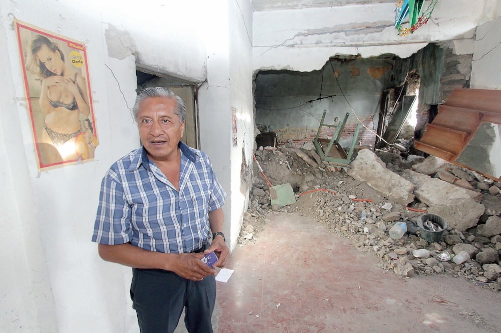 Del bar que don Miguel Ramírez mantuviera en pie 20 años, sólo sobrevivió un póster; su negocio le redituaba ganancias de 300 a 400 pesos al día (OMAR CONTRERAS. EL UNIVERSAL)