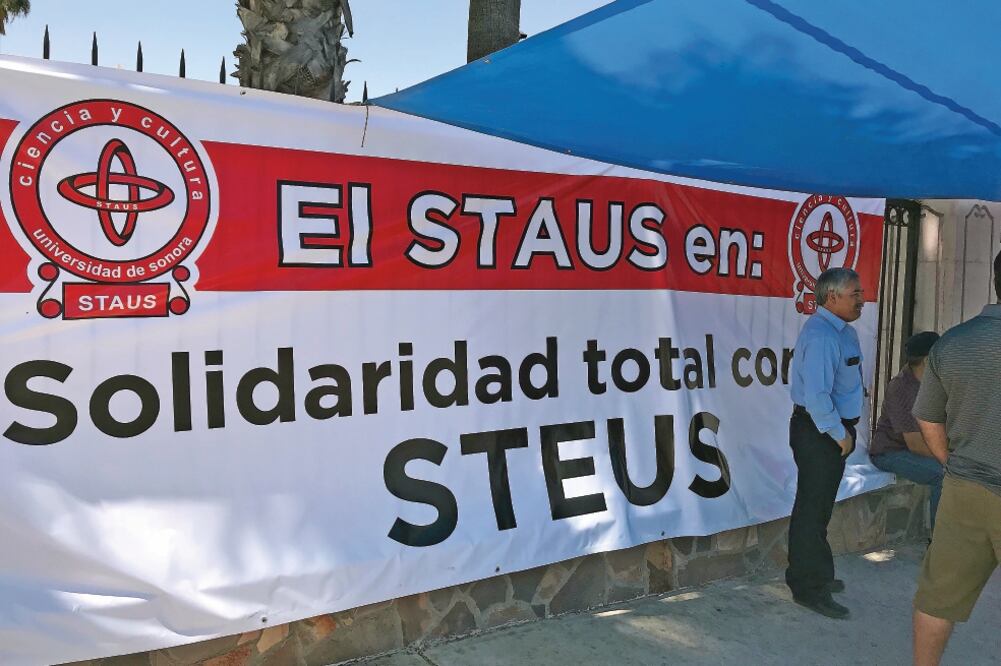 Integrantes del STEUS exigían la homologación de la despensa como la que reciben los empleados de confianza de la Unison. Foto: AMALIA ESCOBAR. EL UNIVERSAL