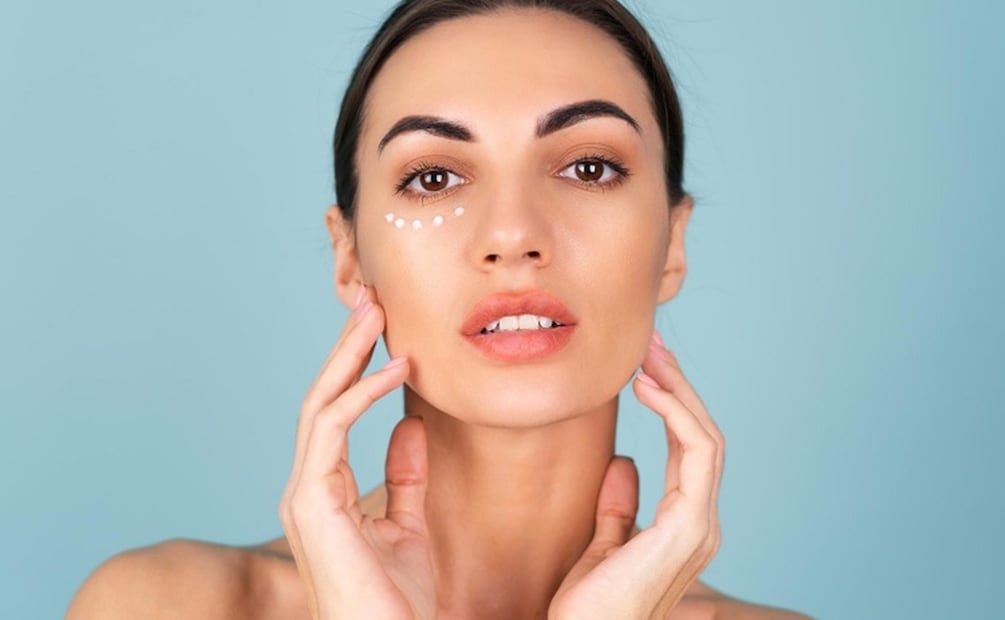 Las cremas para el contorno de ojos pueden atender necesidades específicas como líneas de expresión y ojeras. Foto: Freepik