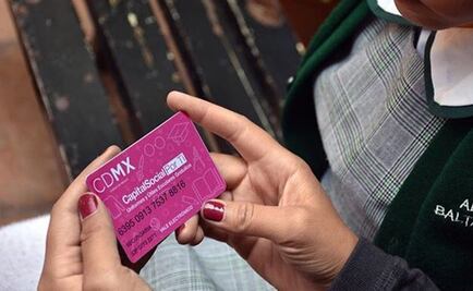 Entrega Desarrollo Social de CDMX un millón de vales para útiles y uniformes escolares