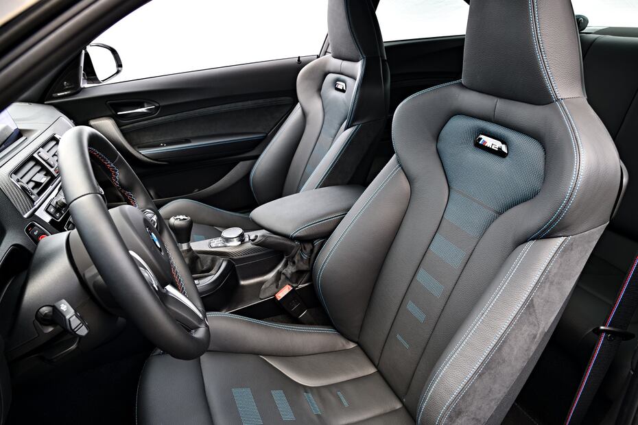 Peso Pluma maneja un BMW M2 de la generación anterior.