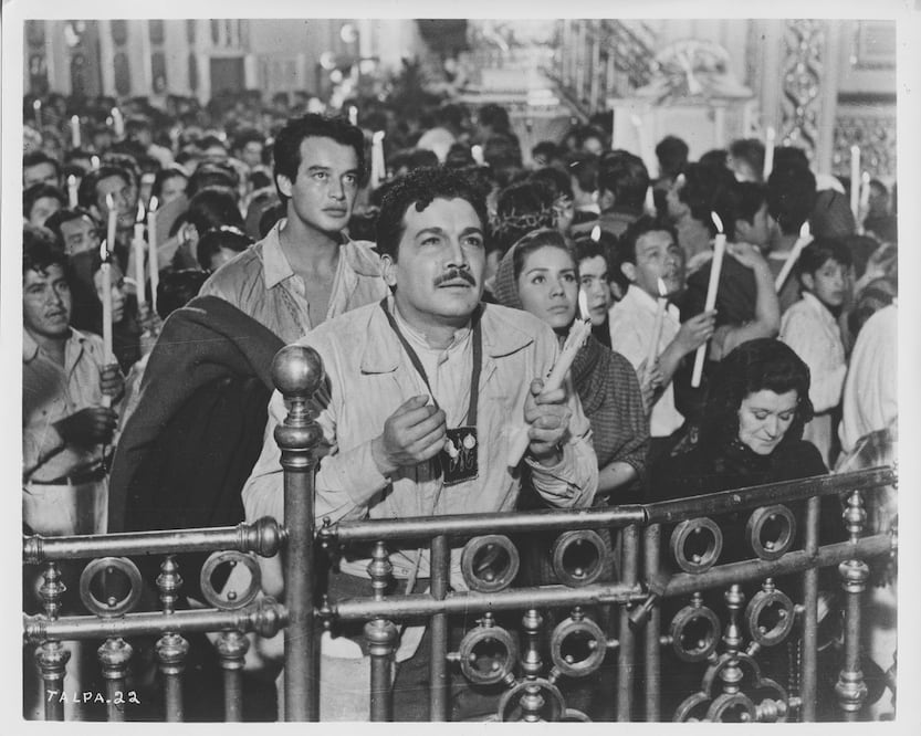 Talpa (1955), dirigida por Alfredo B. Crevenna, con guion de Edmundo Báez. En la imagen, los actores Víctor Manuel Mendoza, Lilia Prado y Jaime Fernández. Foto: Archivo Mil Nubes-Foto