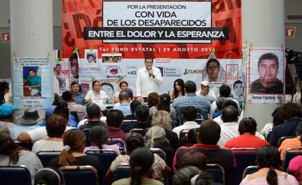 Padres de los 43 y organizaciones realizan foro por desaparecidos