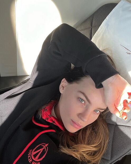 Belinda luce nueva manicura en colores neón y efecto nacarado