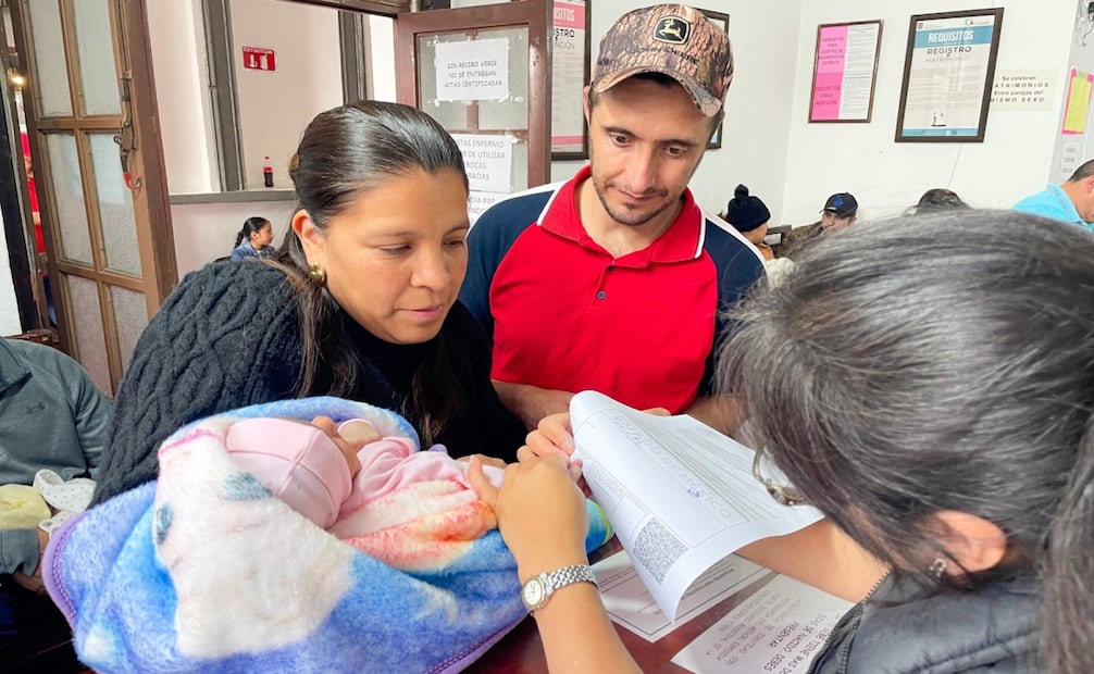 Edomex ya registra 26 bebés con apellido materno primero. Foto: Especial