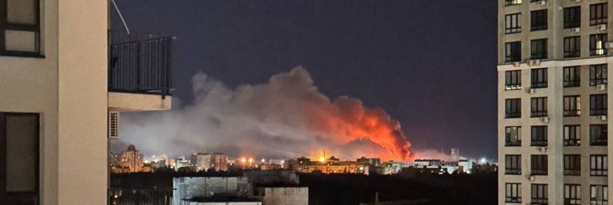 Fuego y humo en la capital ucraniana. La ciudad de Kiev ha sido impactada por múltiples misiles balísticos. Foto: Carlos Aguilar en X.