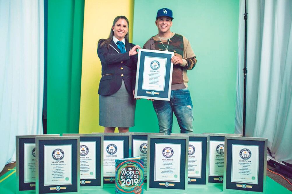 El intérprete de “Ga solina” recibió los certificados de las marcas que impuso. (ISAAC REYES. EFE)