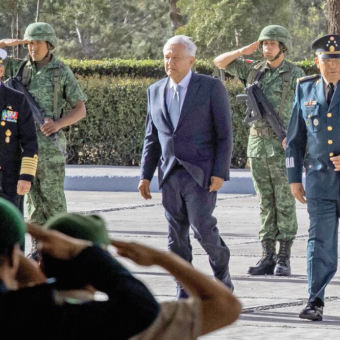 El secretario de Marina, José Rafael Ojeda Durán; el presidente de la República, Andrés Manuel López Obrador, y el titular de la Sedena, Luis Cresencio Sandoval González, durante el 106 aniversario de la conformación del Ejército. GERMÁN ESPINOSA
