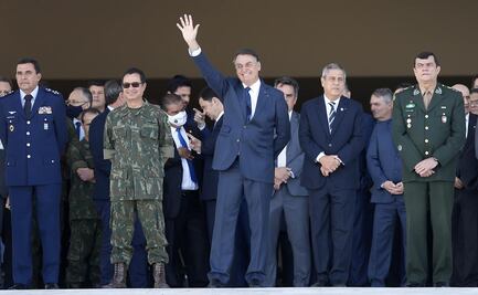Bolsonaro celebra inusual desfile militar en medio de debate en el Congreso