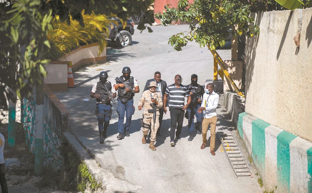 Fuerzas de seguridad, alrededor de la residencia del presidente de Haití, Jovenel Moïse, en Puerto Príncipe. Foto: JOSEPH ODELYN. AP