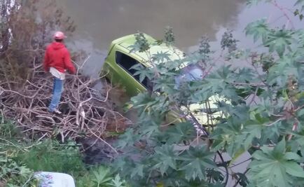 Cae automóvil a canal de aguas negras en Ecatepec