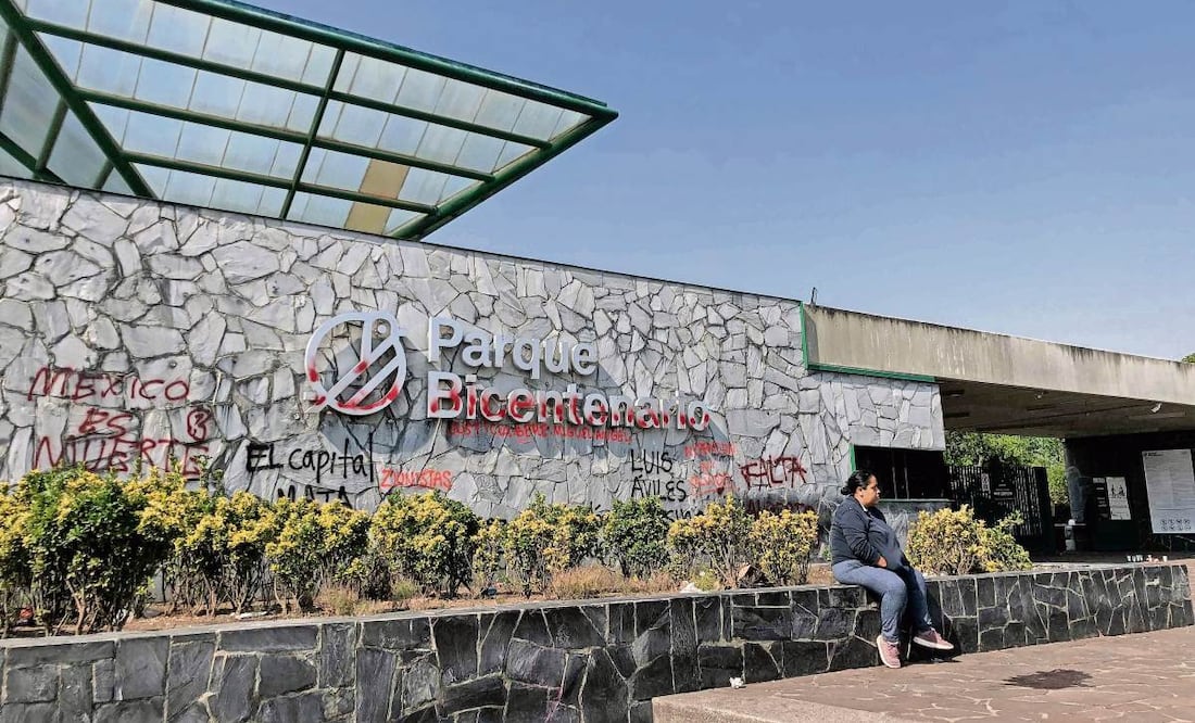 Cuando hay conciertos en el Parque Bicentenario, las avenidas y calles de los alrededores se usan como estacionamiento, dijeron vecinos. (24/04/2025) Foto: Diego Simón | El Universal