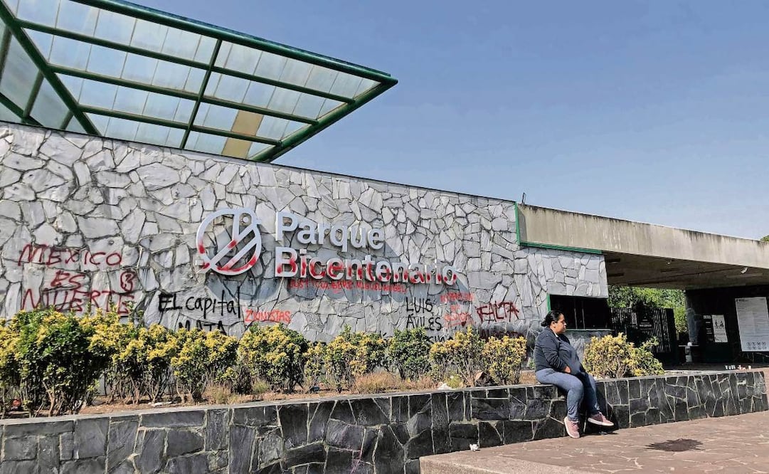 Cuando hay conciertos en el Parque Bicentenario, las avenidas y calles de los alrededores se usan como estacionamiento, dijeron vecinos. (24/04/2025) Foto: Diego Simón | El Universal