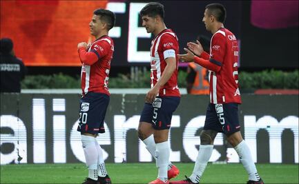 Jugador de las Chivas saca paso de Medio Metro para festejar