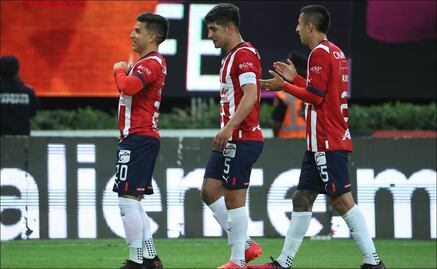 Jugador de las Chivas saca paso de Medio Metro para festejar