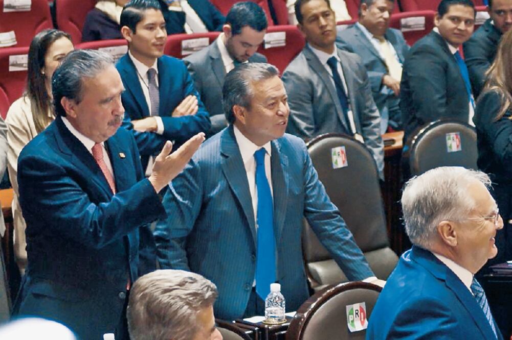 Los coordinadores de senadores del PRI, Emilio Gamboa Patrón, y de diputados, César Camacho, durante la toma de protesta de los funcionarios (EFE)