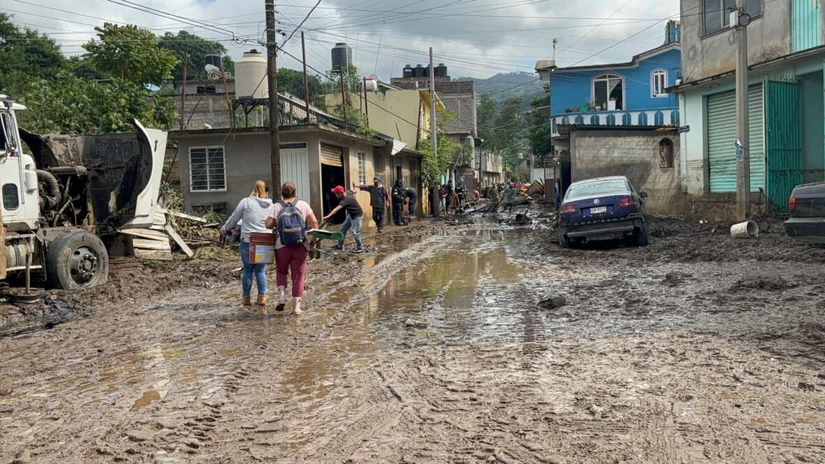Habitantes de Tejupilco, aledaña al arroyo de Rincón López, perdieron gran parte de sus pertenencias luego de que el afluente se desbordó anoche y arrasó con todo a su paso. (Foto: Claudia González)