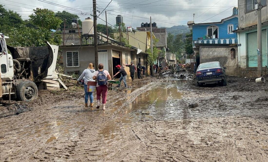 Habitantes de Tejupilco, aledaña al arroyo de Rincón López, perdieron gran parte de sus pertenencias luego de que el afluente se desbordó anoche y arrasó con todo a su paso. (Foto: Claudia González)