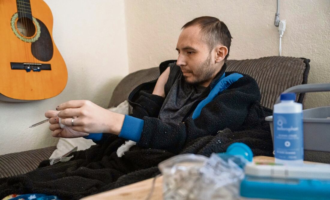 Alfredo Vilchis es un joven que vive con metástasis desde hace 10 años; para soportar los dolores a causa de la enfermedad usa medicinas de difícil acceso. Foto: Aimee Melo / EL UNIVERSAL