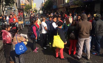 Vecinos cierran Eje 1 Norte por caída de barda en Tepito