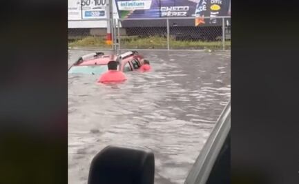 Viralizan rescate de abuelitos atrapados en auto tras inundación en Guadalajara
