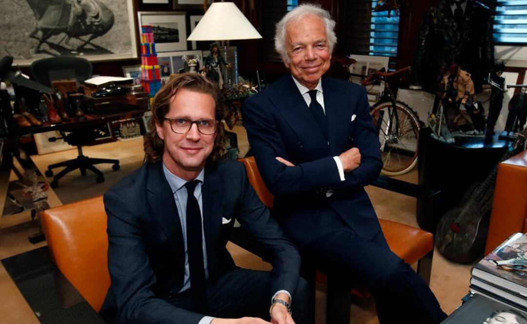 El diseñador Ralph Lauren, derecha, posa en su oficina acompañado de Stefan Larsson, presidente global de Old Navy. (FOTO: AP)
