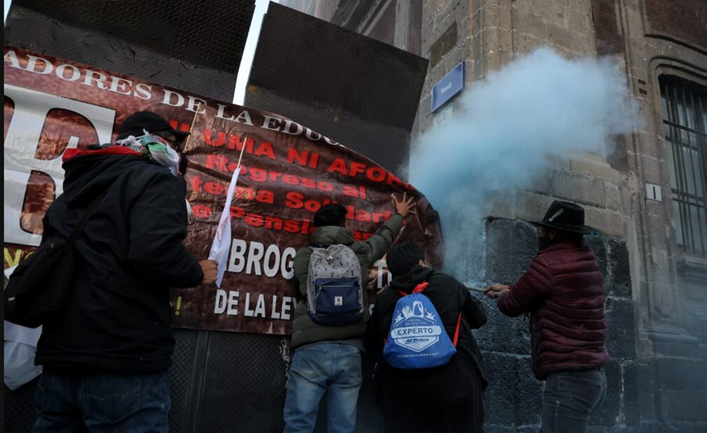 Maestros de la CNTE protestan en los alrededores de Palacio Nacional en demanda de la abrogación de la Ley del ISSSTE 2007 en la Ciudad de México, el 13 de noviembre de 2025. Foto: Gabriel Pano/EL UNIVERSAL