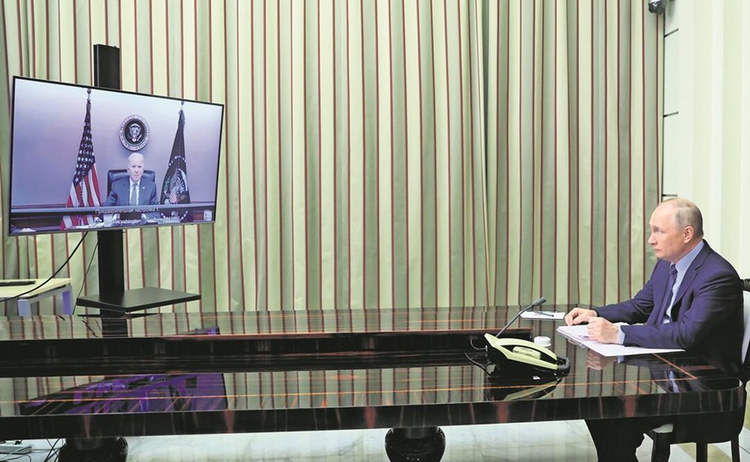 El presidente de Rusia, Vladimir Putin, durante una videollamada con el mandatario de Estados Unidos, Joe Biden, ayer en Sochi, Rusia. Foto: Mikhail Metzel. AP