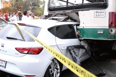 Mueren dos al impactarse contra 'micro' en Churubusco