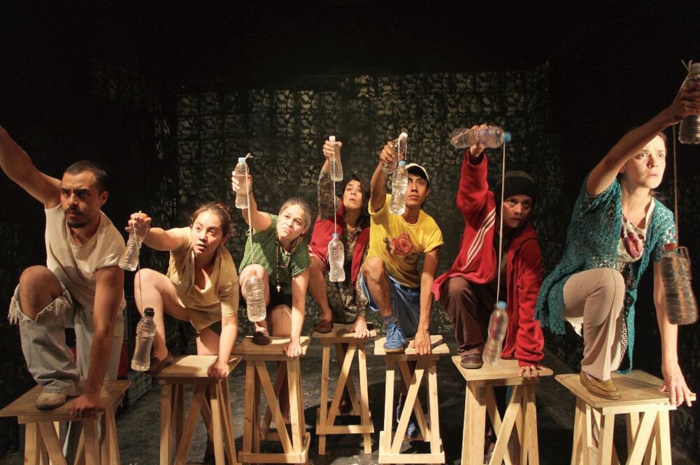 Aspectos de la obra de teatro de la Compañía Translímite llamada Dos personas se tocan brevemente, que aborda el tema de la migración (CORTESÍA TRANSLÍMITE)