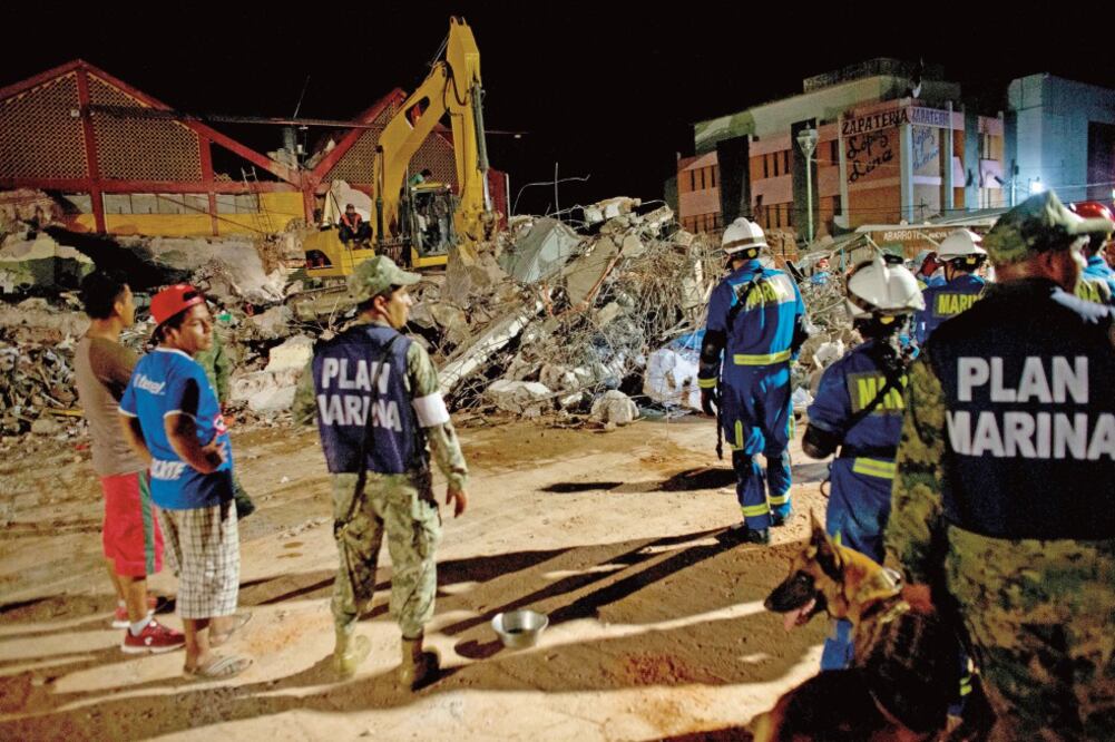 Durante toda la noche, soldados y marinos que aplicaron el Plan DN-III buscaron a sobrevivientes entre los escombros de los inmuebles destruidos (REBECCA BLACKWELL. AP)