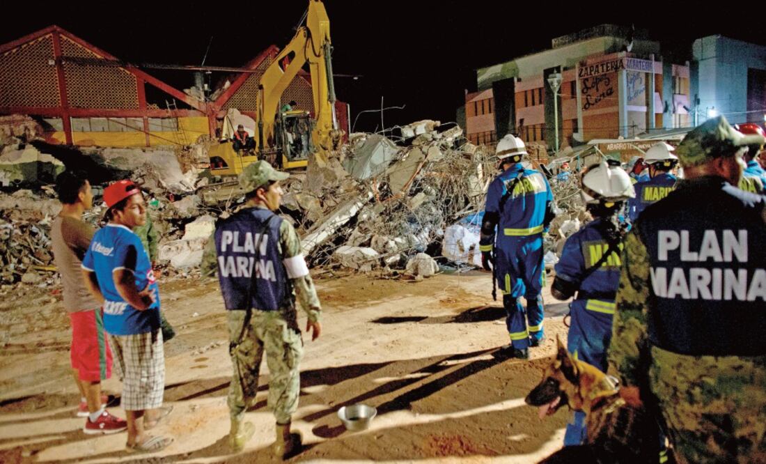 Durante toda la noche, soldados y marinos que aplicaron el Plan DN-III buscaron a sobrevivientes entre los escombros de los inmuebles destruidos (REBECCA BLACKWELL. AP)