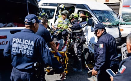 Transporte público choca con pipa y deja 10 heridos