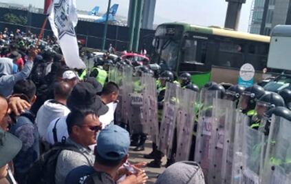 Vuelven policías federales a bloquear entrada al AICM