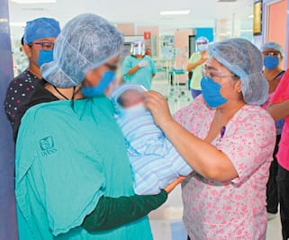 Dan de alta a bebé de madre con Covid