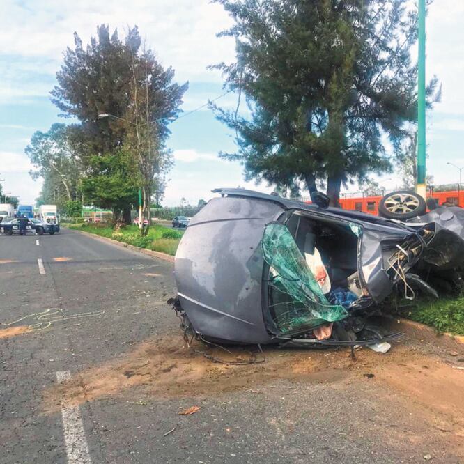 En la Avenida Central un vehículo se impactó contra un árbol; tres personas murieron. ESPECIAL