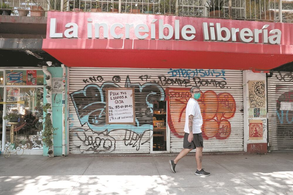 Algunos espacios en la Ciudad de México, como La Increíble, ubicada en la Roma Norte, han optado por ofrecer a los lectores libros a domicilio. FOTO: ADRIANA HERNÁNDEZ. EL UNIVERSAL