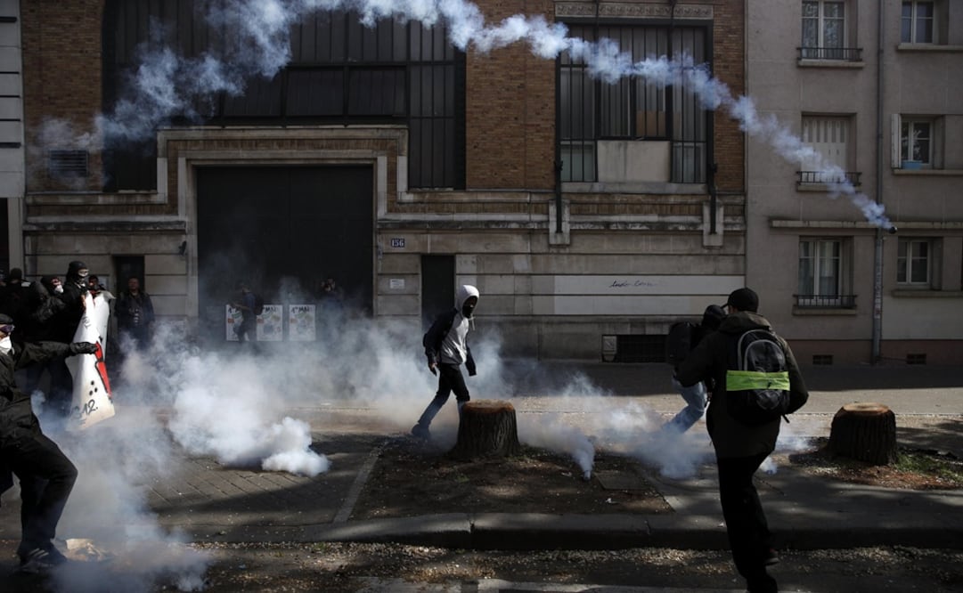 Los enfrentamientos se dieron en el marco del desfile del Día del Trabajo. La policía se París se enfrentó contra encapuchados que lanzaban proyectiles hacia los elementos de la fuerza (Foto: EFE)