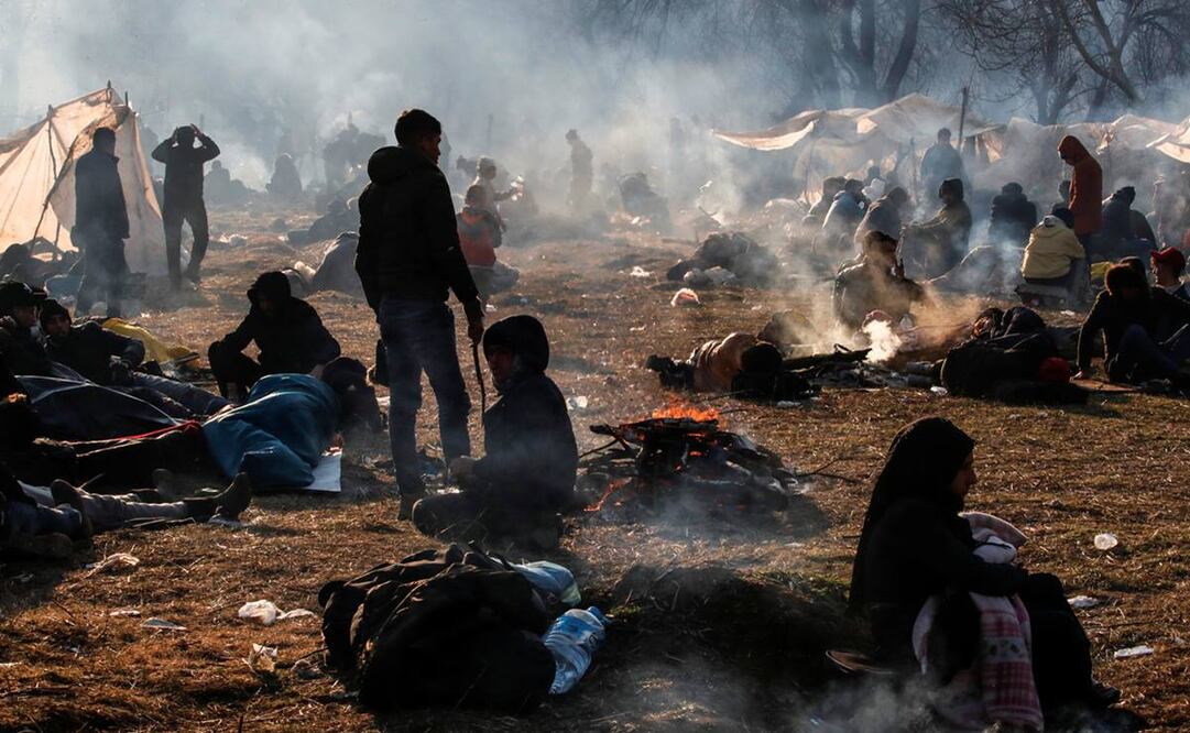 Muchos migrantes trataban de entrar en calor en torno a hogueras, a la espera de que Atenas les abriera paso. Foto: Reuters