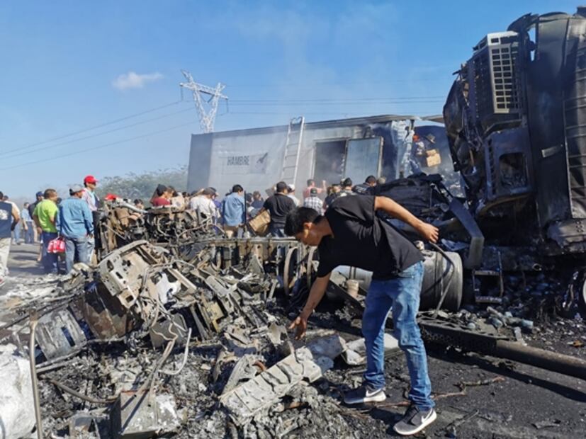 Tras choque, pobladores hacen rapiña de despensas en Culiacán 