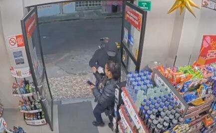 VIDEO: Mujer policía es asaltada en tienda de conveniencia en Iztapalapa; la despojan de su arma durante el robo