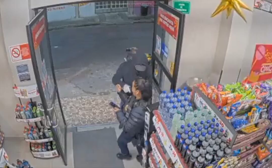 Mujer policía es asaltada en tienda de conveniencia en Iztapalapa; la despojan de su arma durante el robo. Foto: Captura de pantalla