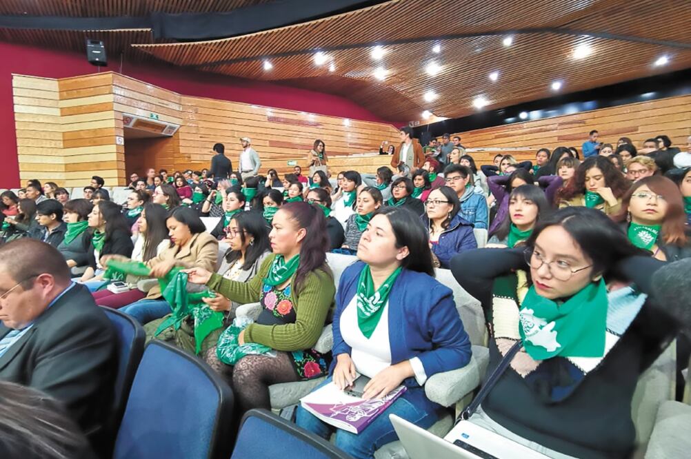Mujeres de la Marea Verde, en la presentación de la iniciativa para despenalizar el aborto. Indicaron que dos niñas hidalguenses de 12 y 14 años tuvieron que viajar en 2014 y 2017 a la Ciudad de México para un aborto. Foto: DINORATH MOTA. EL UNIVERSAL